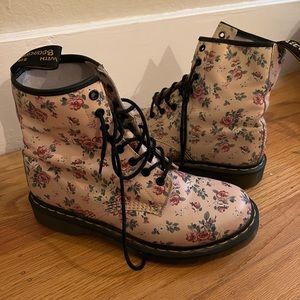 pink floral doc martens 🌸🌿 size 9